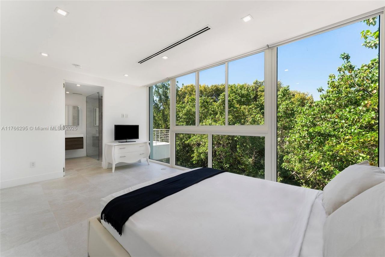 1250 N Venetian Way, Miami, FL 33139 Photo