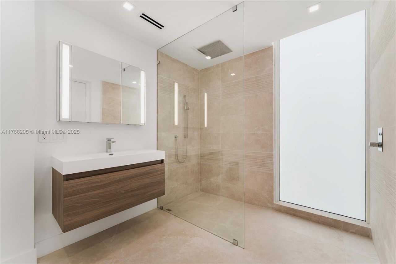 1250 N Venetian Way, Miami, FL 33139 Photo