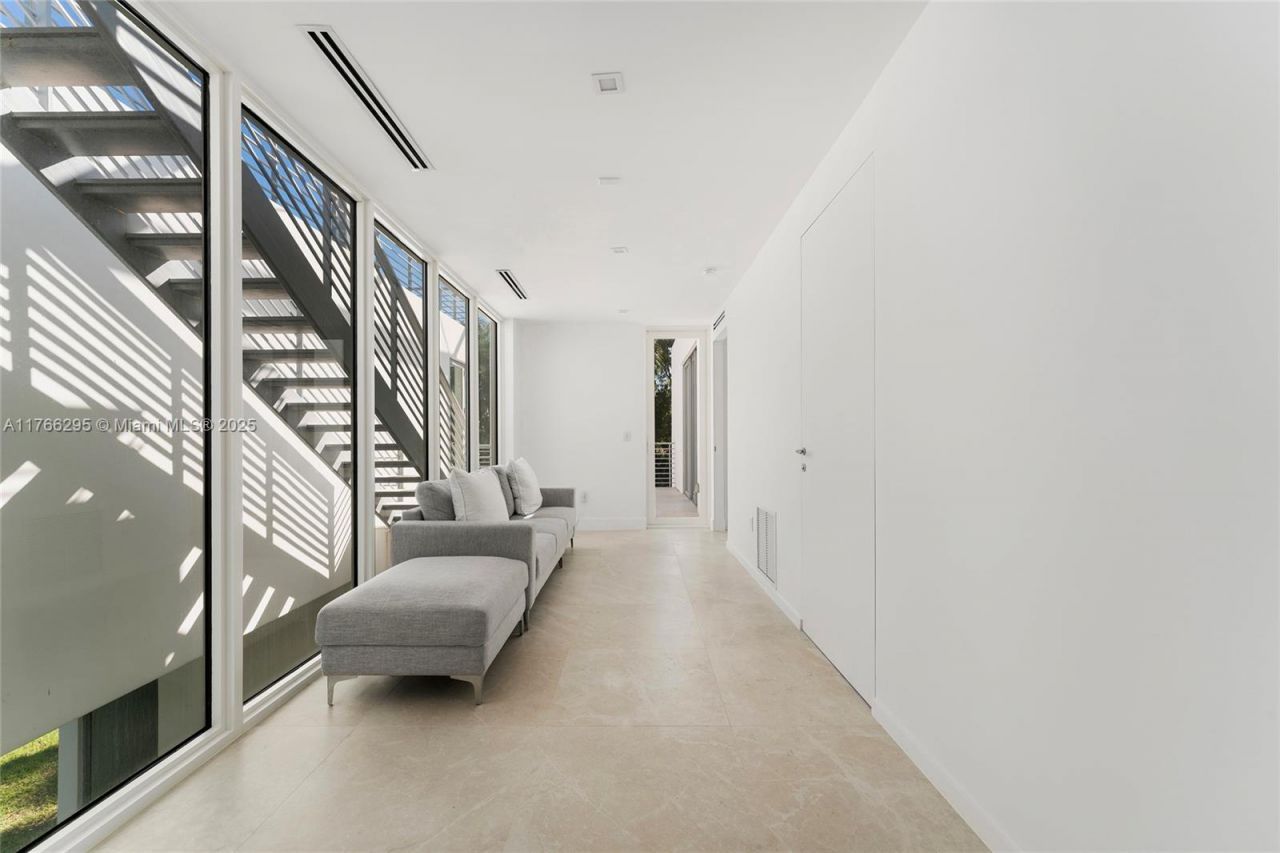 1250 N Venetian Way, Miami, FL 33139 Photo