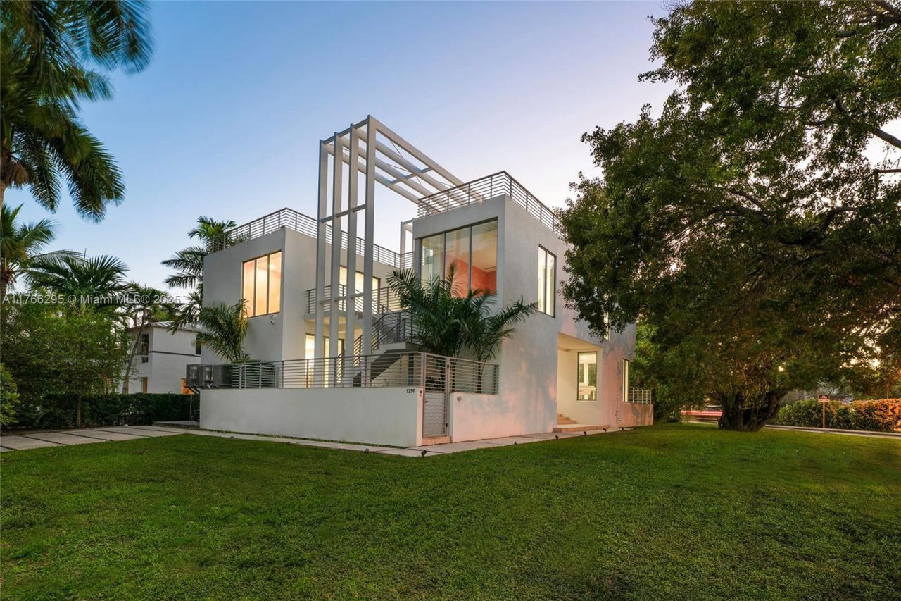 1250 N Venetian Way, Miami, FL 33139 Photo