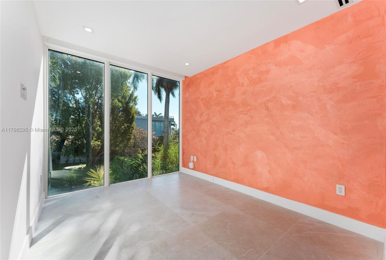 1250 N Venetian Way, Miami, FL 33139 Photo