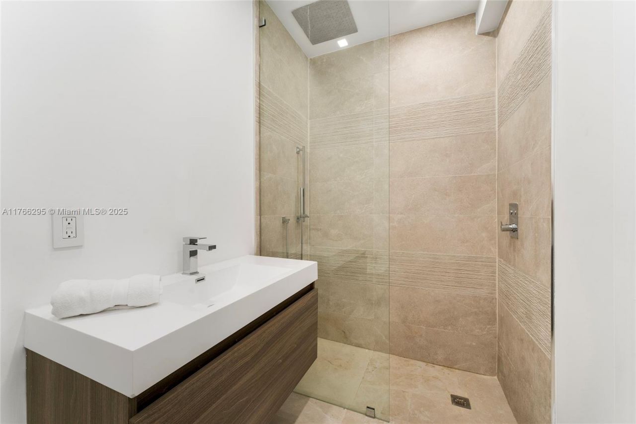 1250 N Venetian Way, Miami, FL 33139 Photo