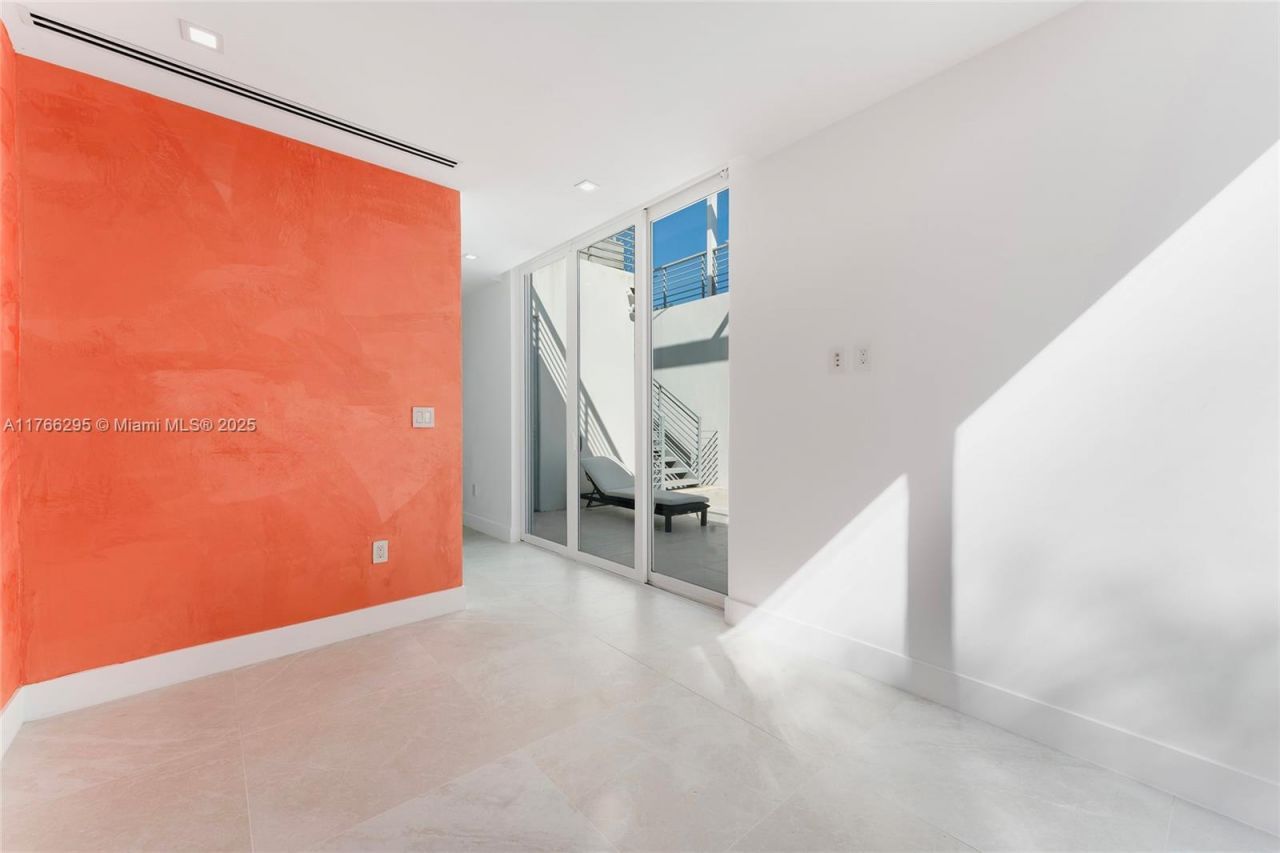 1250 N Venetian Way, Miami, FL 33139 Photo