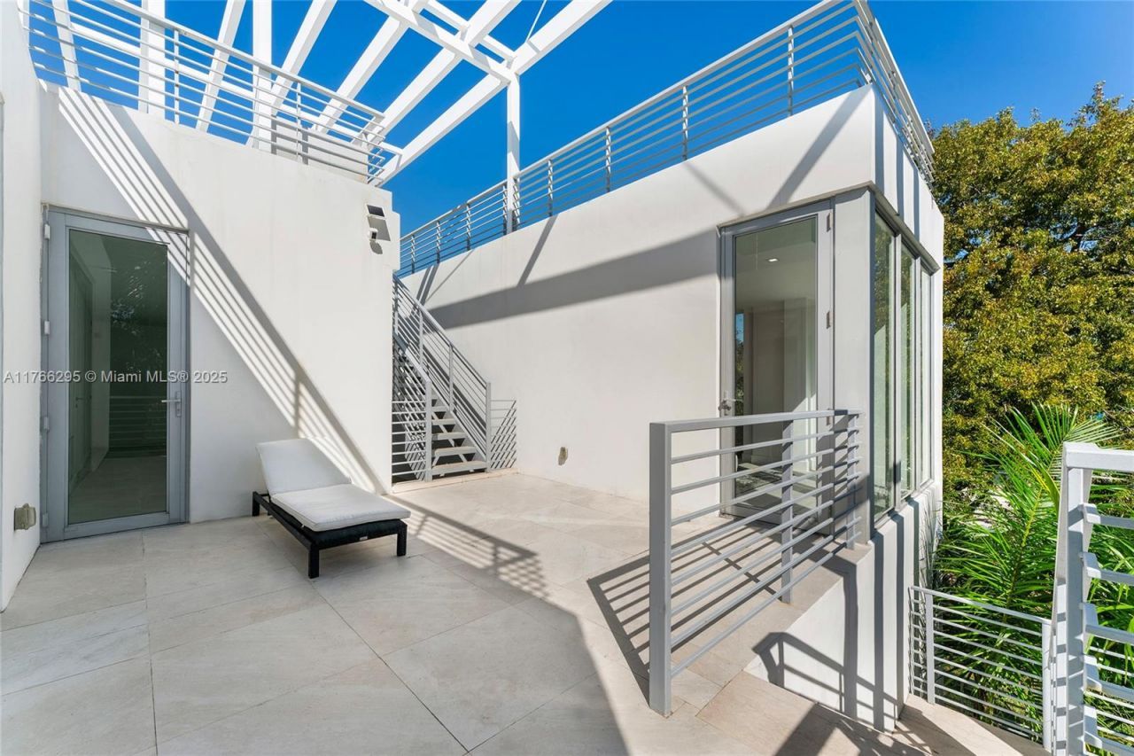 1250 N Venetian Way, Miami, FL 33139 Photo