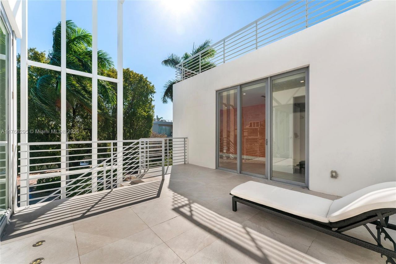 1250 N Venetian Way, Miami, FL 33139 Photo