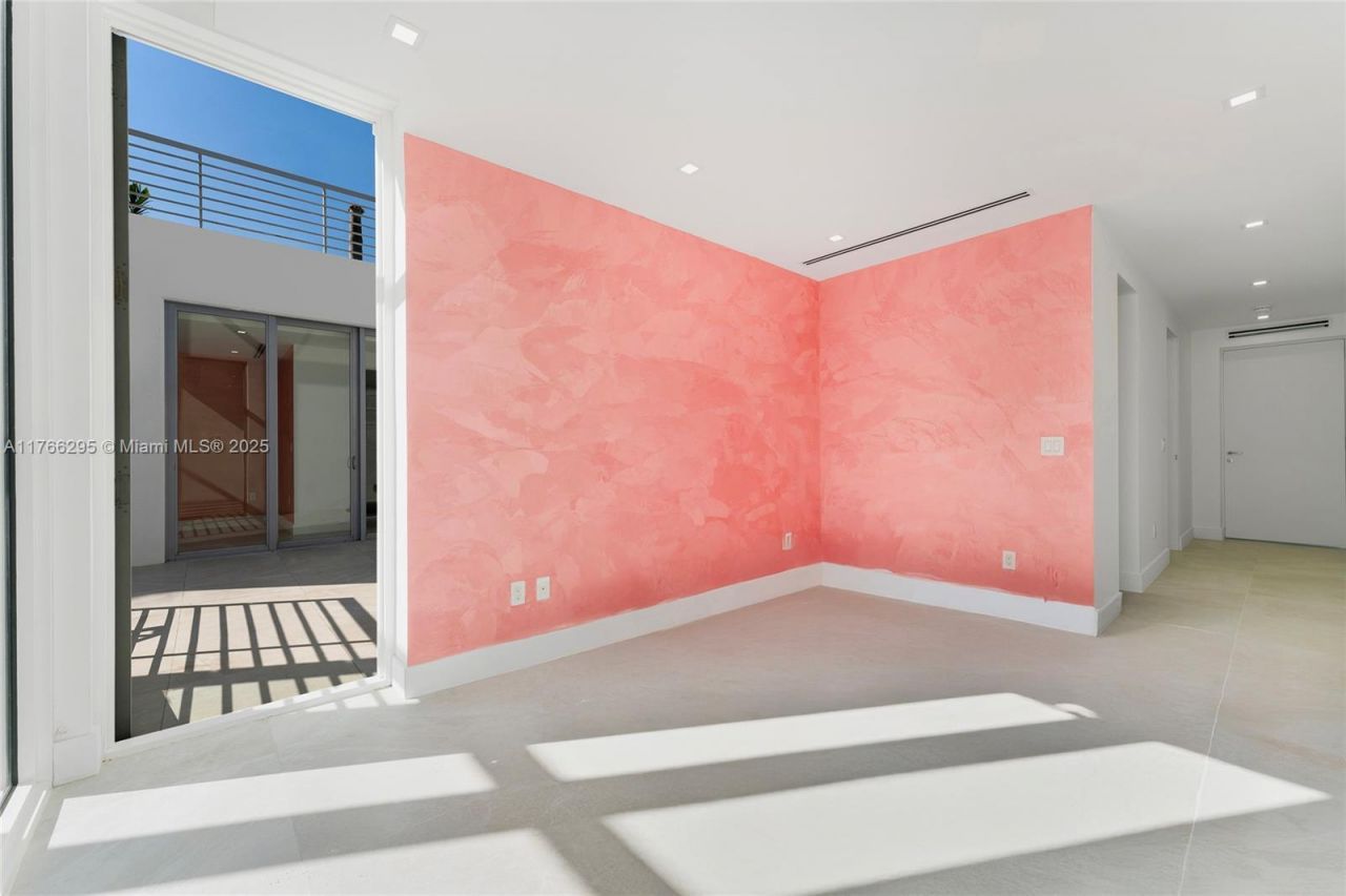 1250 N Venetian Way, Miami, FL 33139 Photo