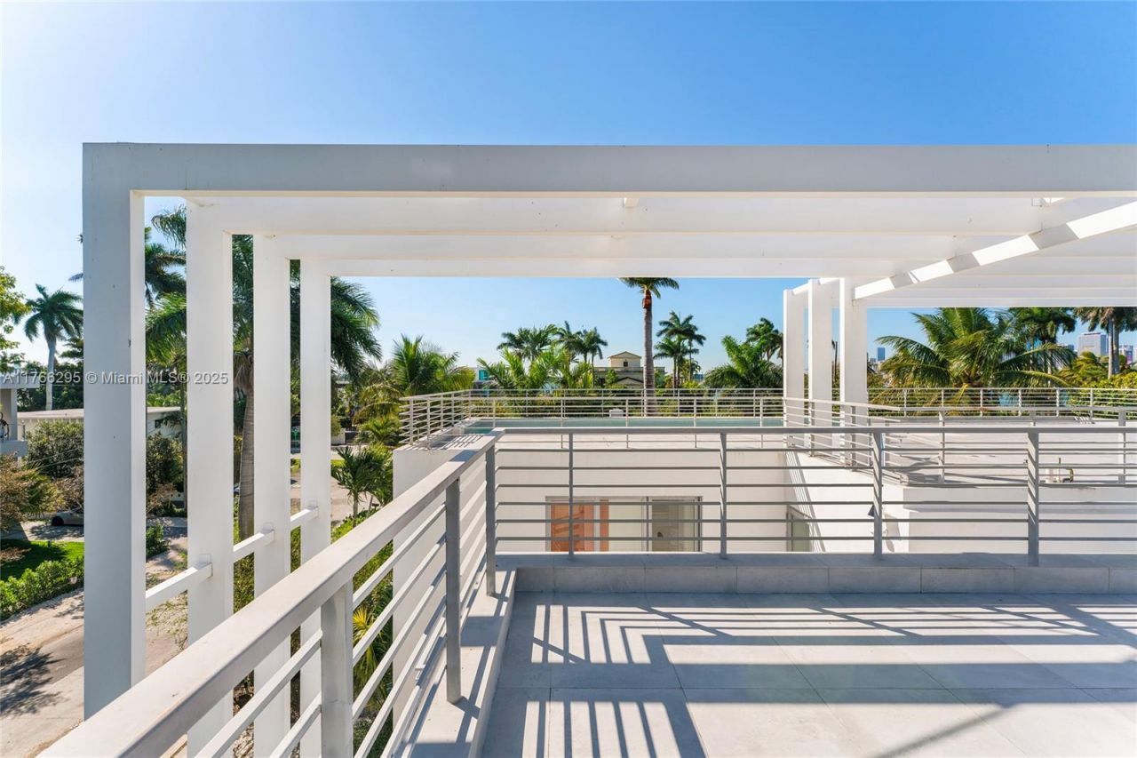 1250 N Venetian Way, Miami, FL 33139 Photo