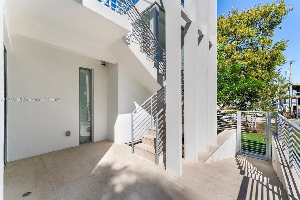 1250 N Venetian Way, Miami, FL 33139 Photo