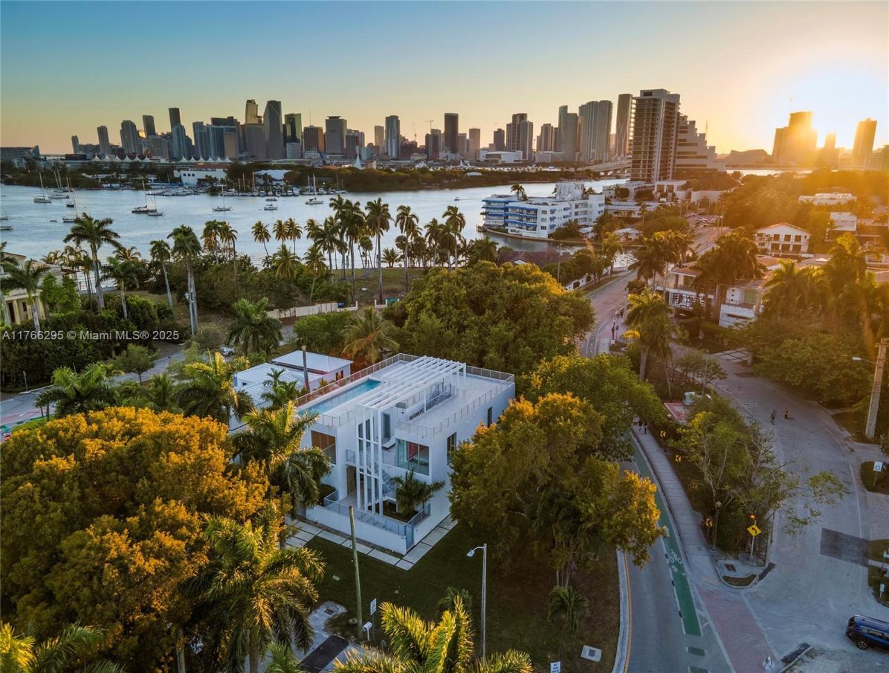 1250 N Venetian Way, Miami, FL 33139 Photo