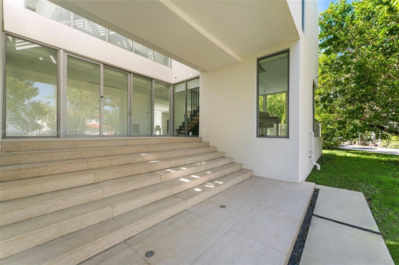 1250 N Venetian Way, Miami, FL 33139 Photo