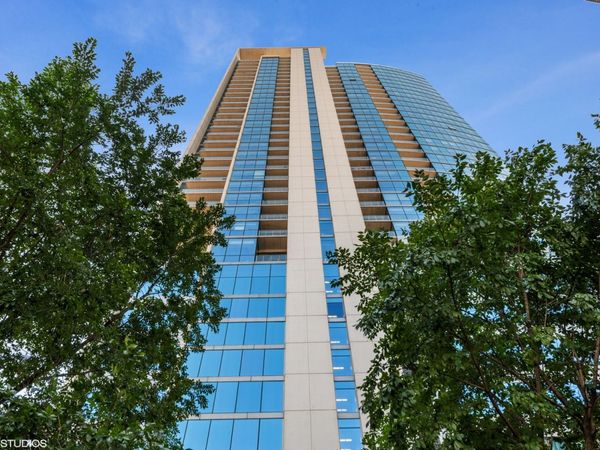 303 W Ohio Street, Chicago, IL 60654