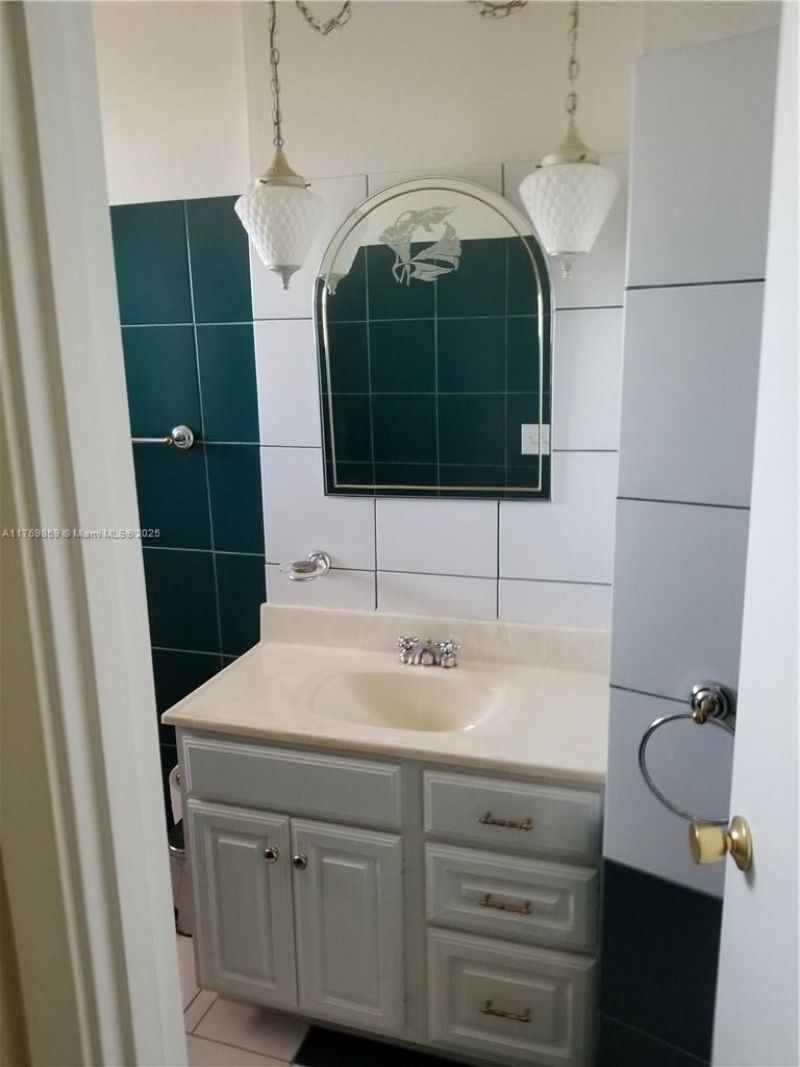 1000 NE 14th Ave, Unit 605, Hallandale Beach, FL 33009 Photo