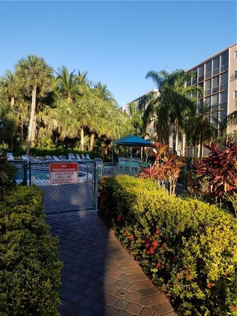 1000 NE 14th Ave, Unit 605, Hallandale Beach, FL 33009 Photo
