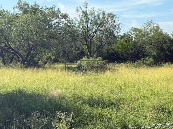 000 Los Alamos, Cotulla, TX 78014