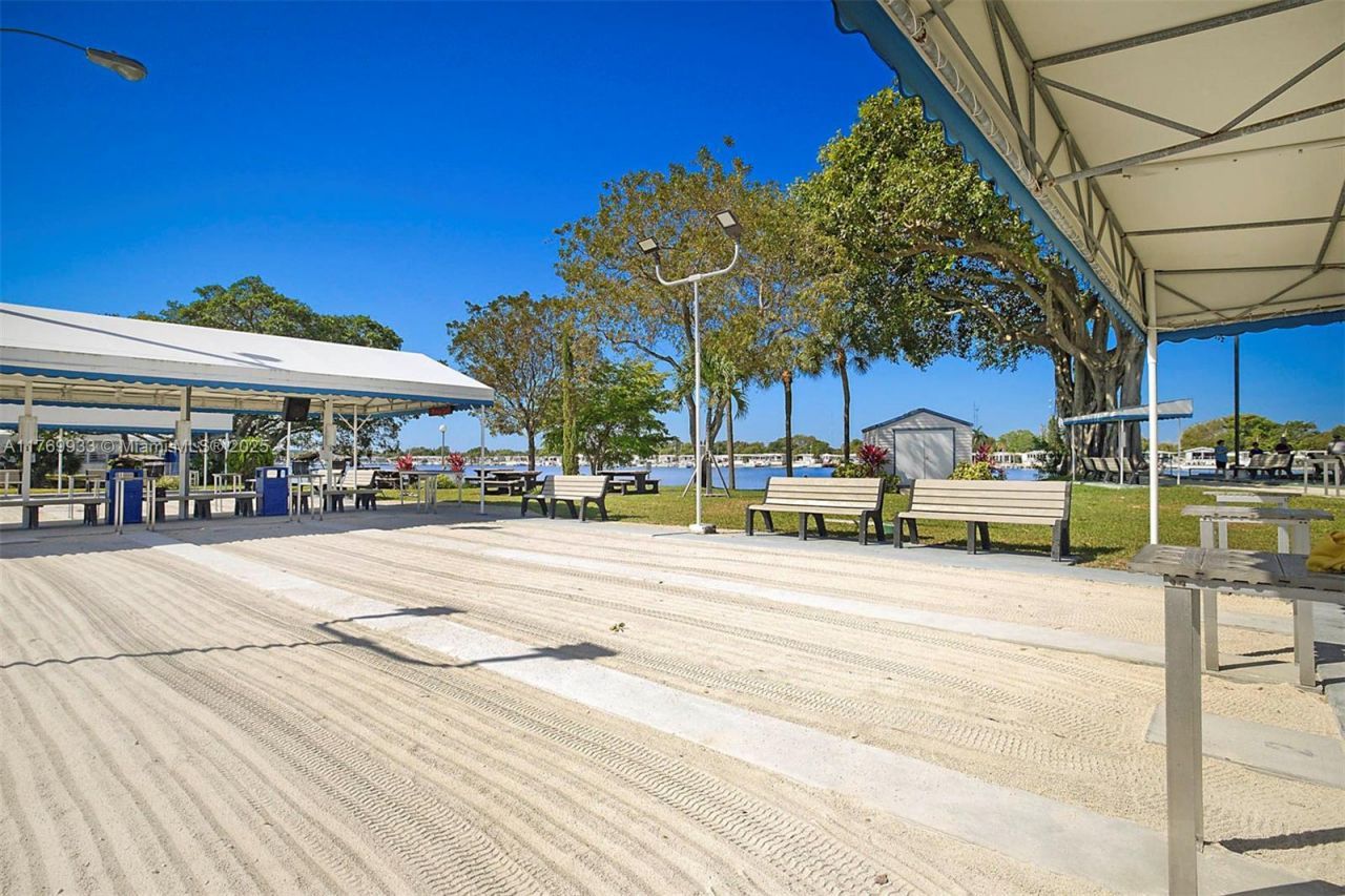 102 Lake Shore Dr, Pembroke Park, FL 33009 Photo