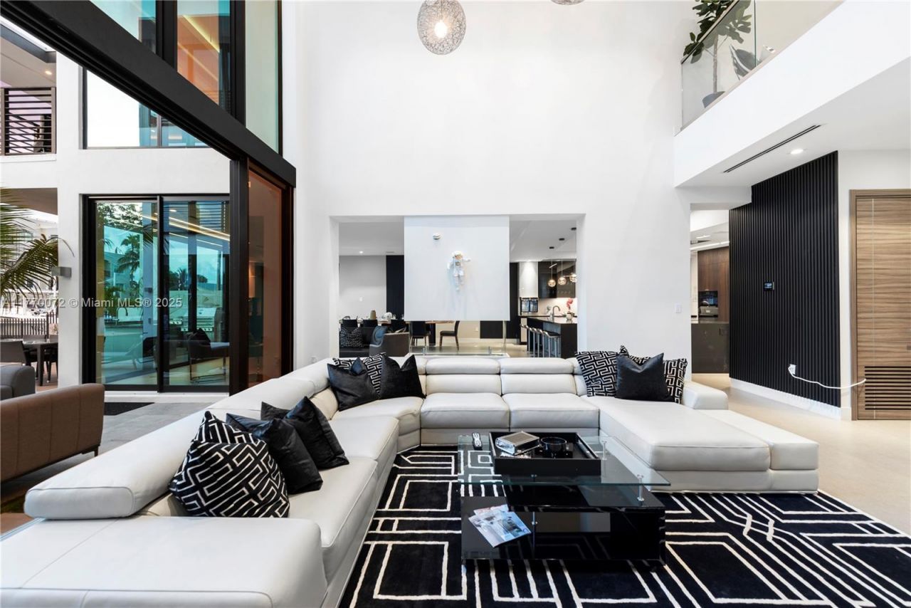 1400 Bayview Dr, Fort Lauderdale, FL 33304 Photo