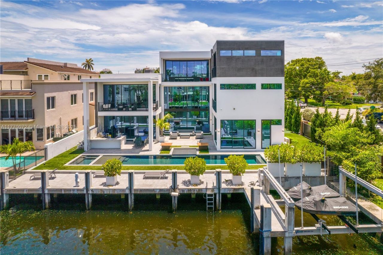 1400 Bayview Dr, Fort Lauderdale, FL 33304 Photo