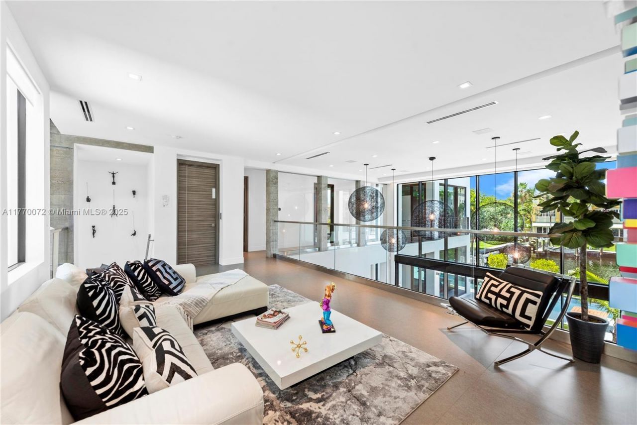 1400 Bayview Dr, Fort Lauderdale, FL 33304 Photo