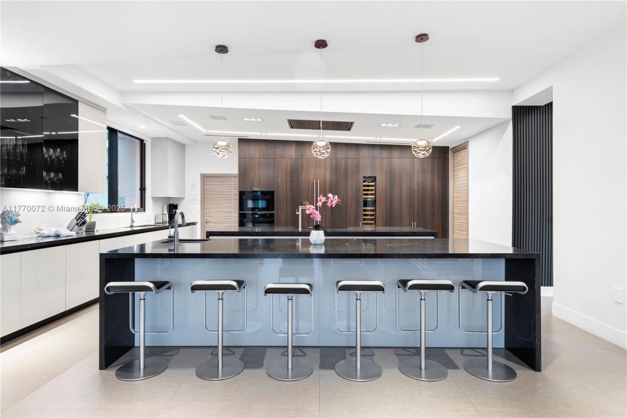 1400 Bayview Dr, Fort Lauderdale, FL 33304 Photo