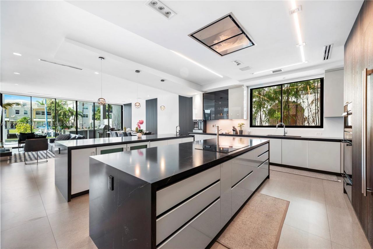 1400 Bayview Dr, Fort Lauderdale, FL 33304 Photo