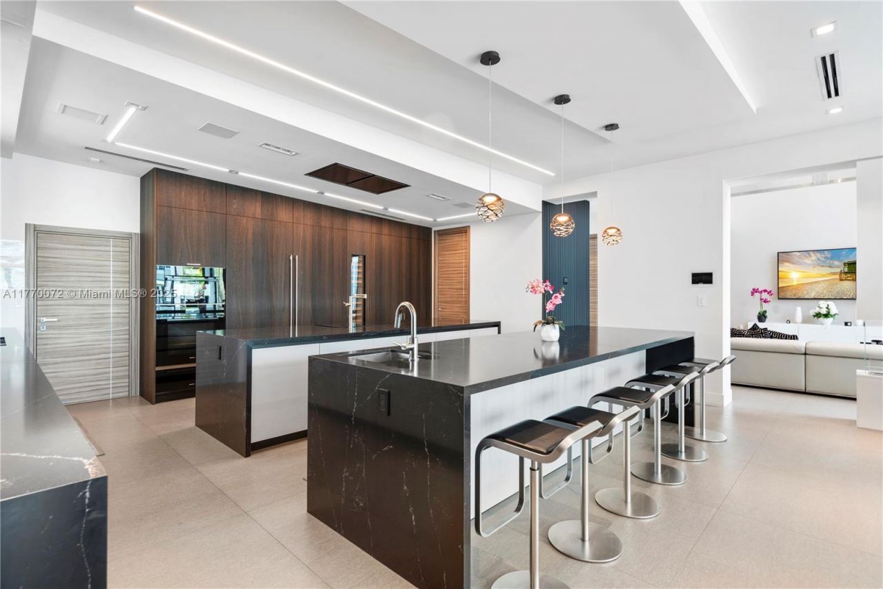 1400 Bayview Dr, Fort Lauderdale, FL 33304 Photo