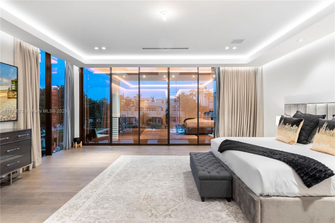 1400 Bayview Dr, Fort Lauderdale, FL 33304 Photo