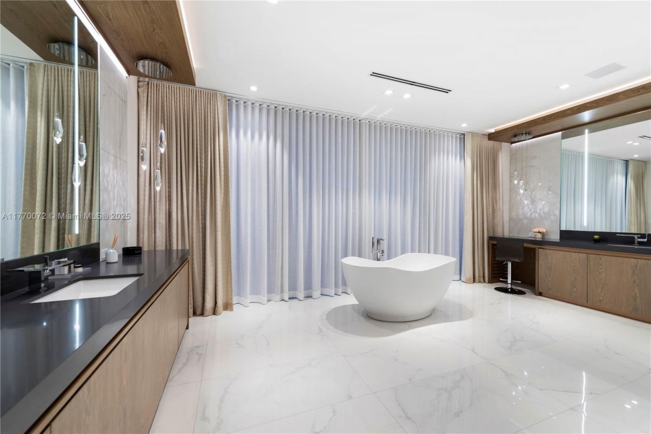 1400 Bayview Dr, Fort Lauderdale, FL 33304 Photo