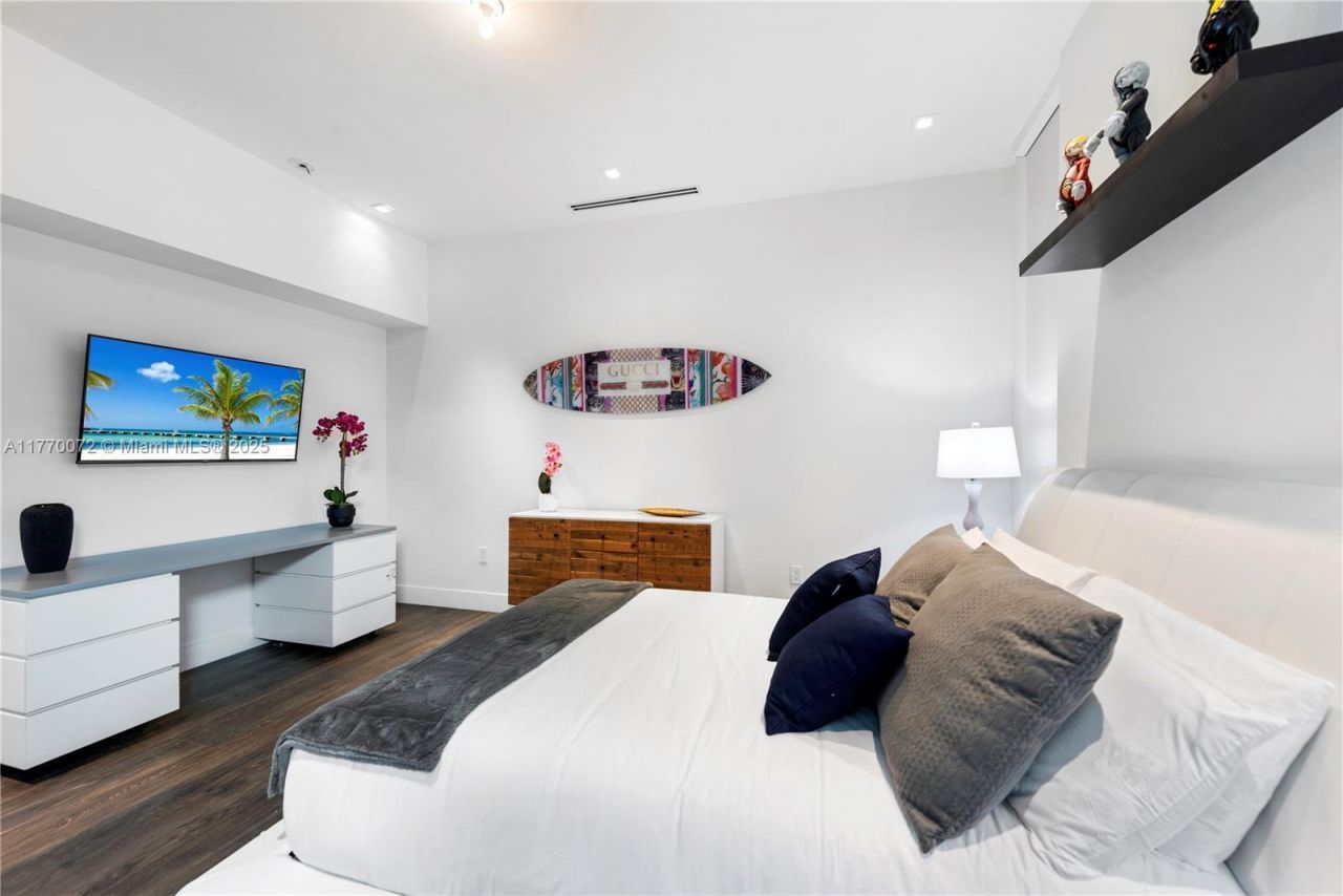 1400 Bayview Dr, Fort Lauderdale, FL 33304 Photo