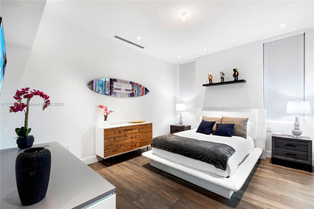 1400 Bayview Dr, Fort Lauderdale, FL 33304 Photo