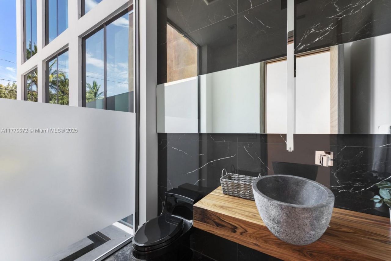 1400 Bayview Dr, Fort Lauderdale, FL 33304 Photo