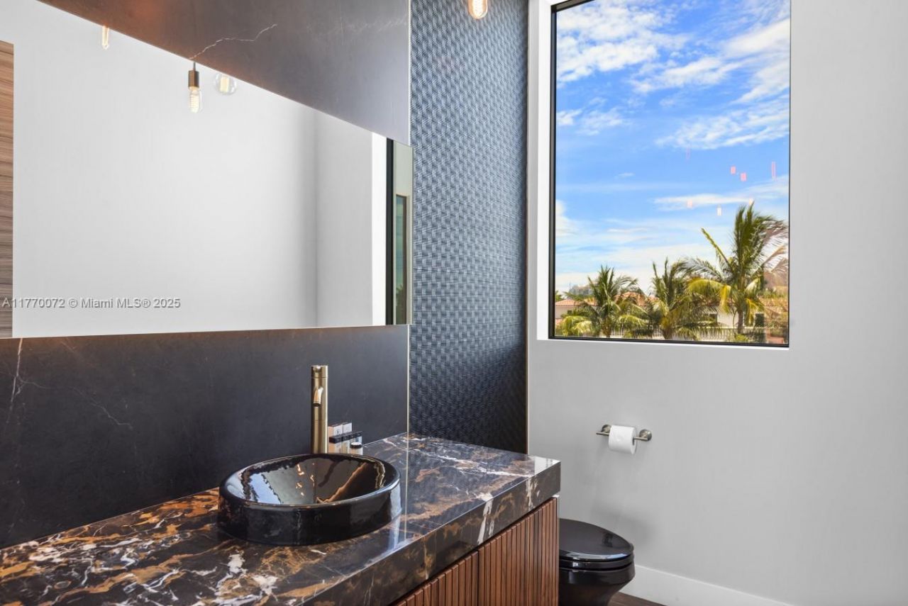 1400 Bayview Dr, Fort Lauderdale, FL 33304 Photo