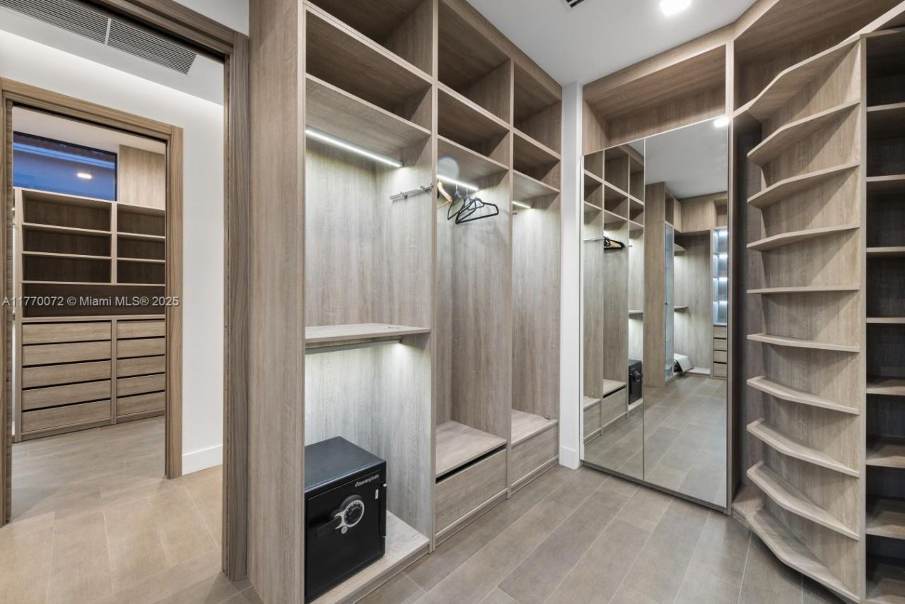 1400 Bayview Dr, Fort Lauderdale, FL 33304 Photo