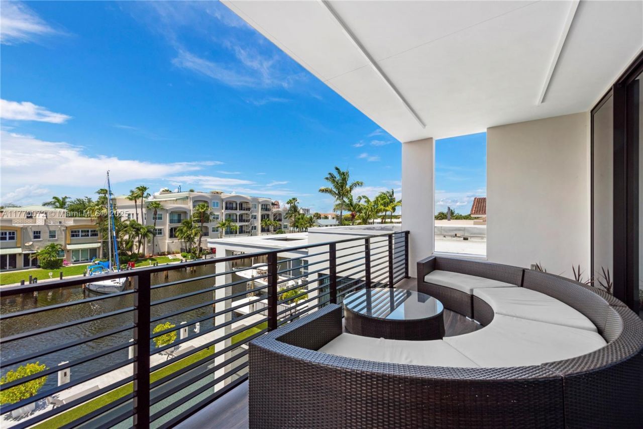 1400 Bayview Dr, Fort Lauderdale, FL 33304 Photo