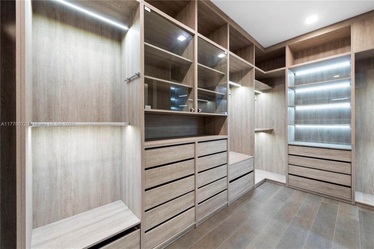 1400 Bayview Dr, Fort Lauderdale, FL 33304 Photo