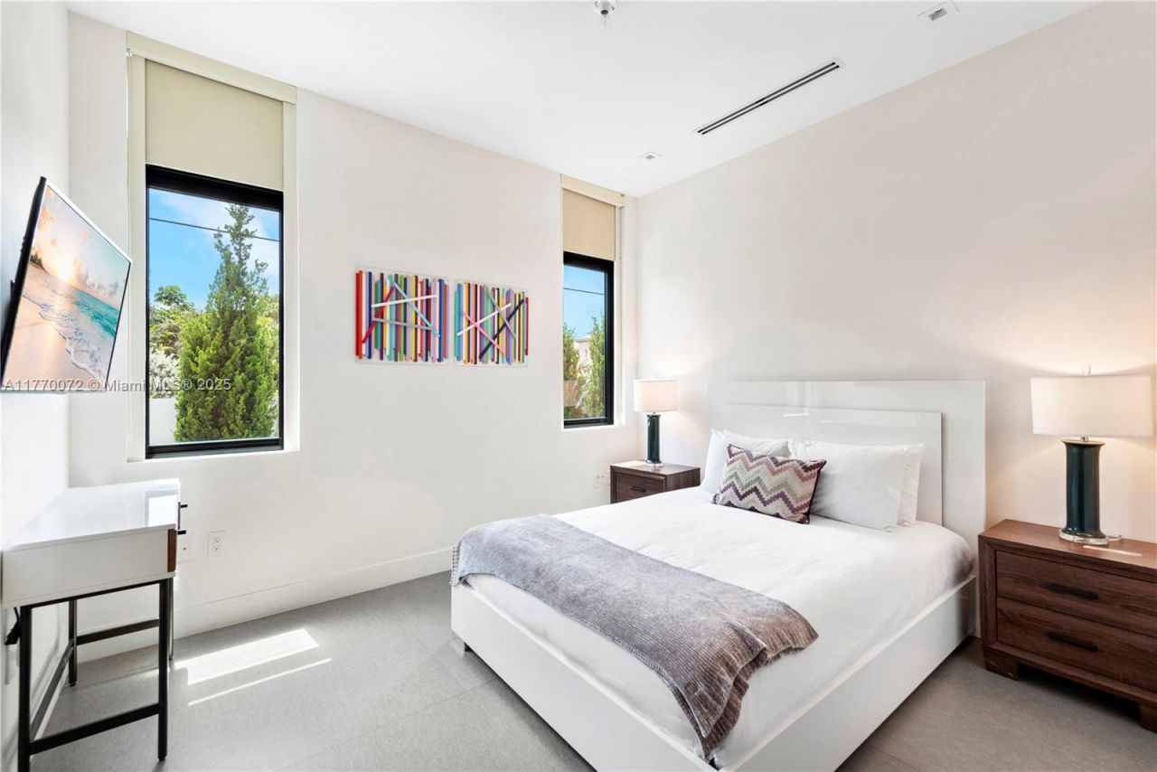 1400 Bayview Dr, Fort Lauderdale, FL 33304 Photo