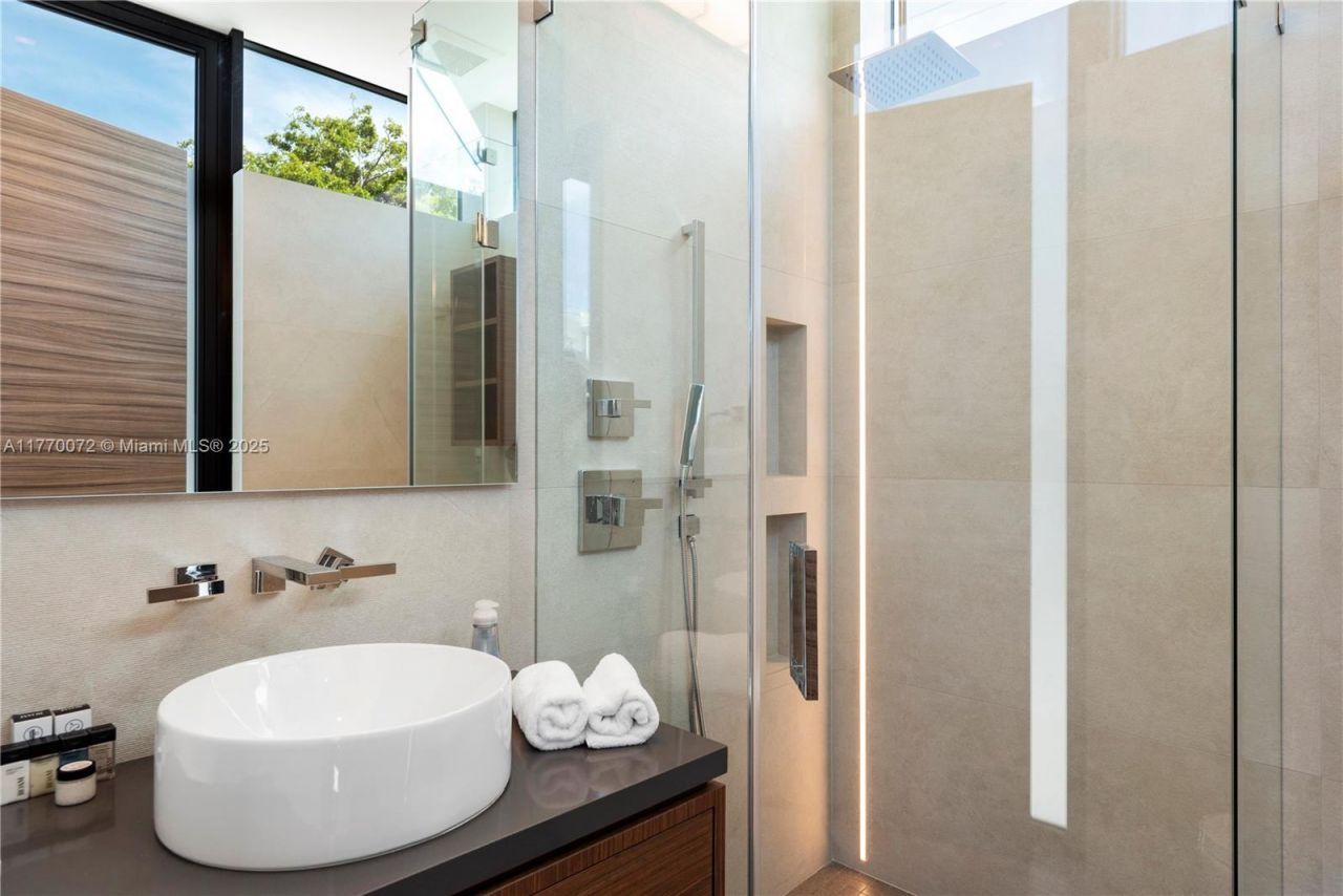 1400 Bayview Dr, Fort Lauderdale, FL 33304 Photo