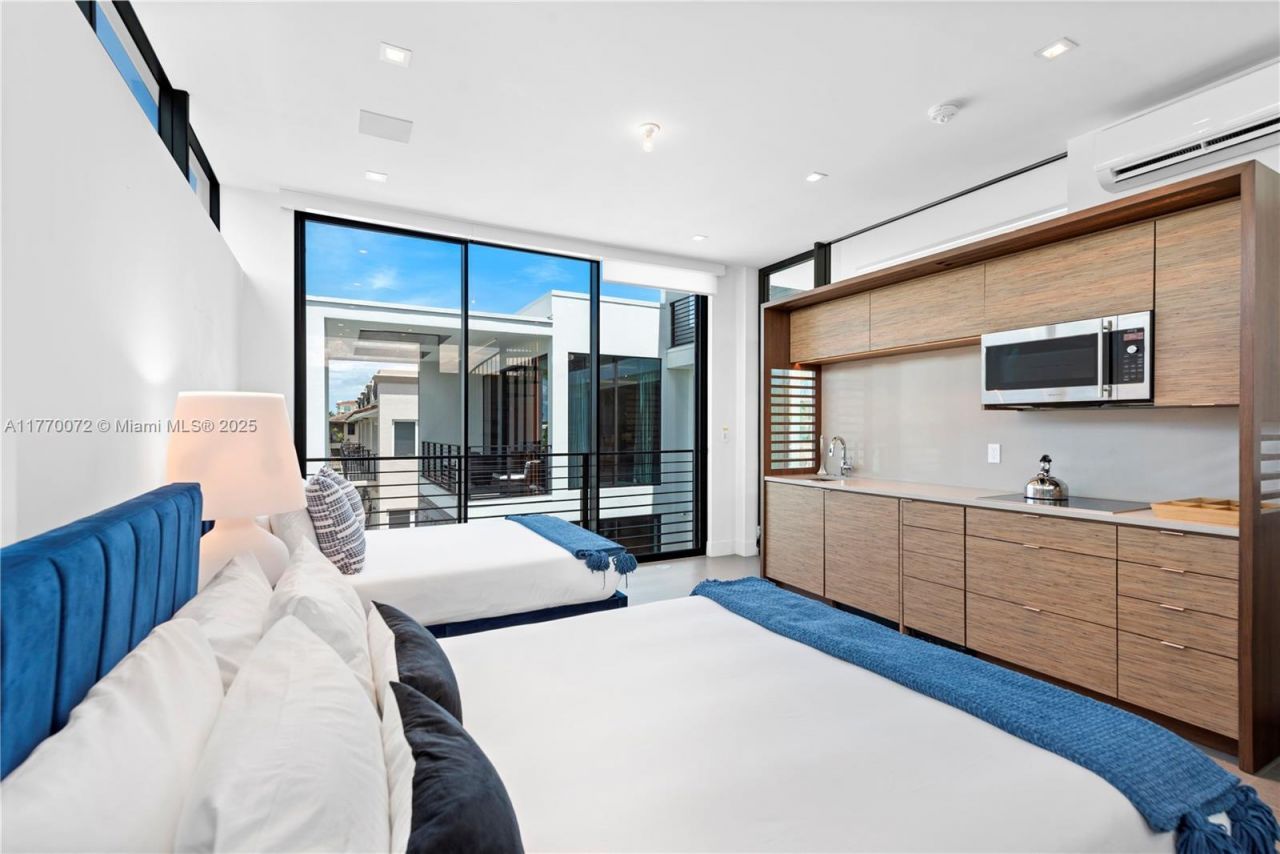 1400 Bayview Dr, Fort Lauderdale, FL 33304 Photo