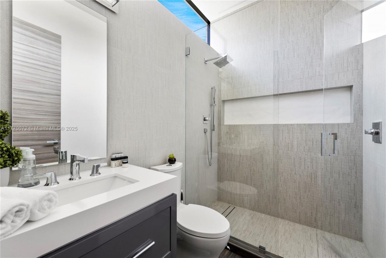 1400 Bayview Dr, Fort Lauderdale, FL 33304 Photo