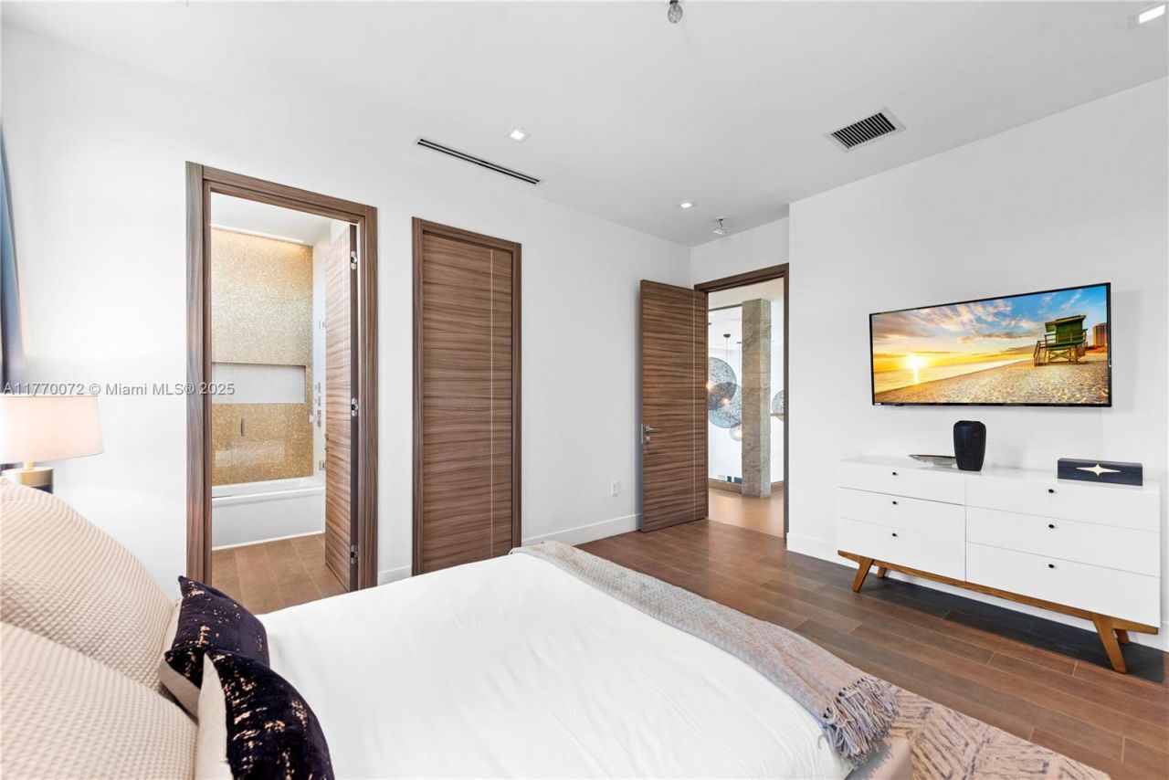 1400 Bayview Dr, Fort Lauderdale, FL 33304 Photo