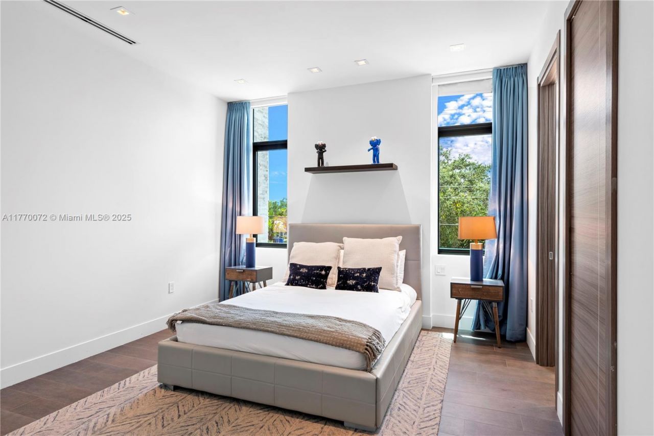 1400 Bayview Dr, Fort Lauderdale, FL 33304 Photo