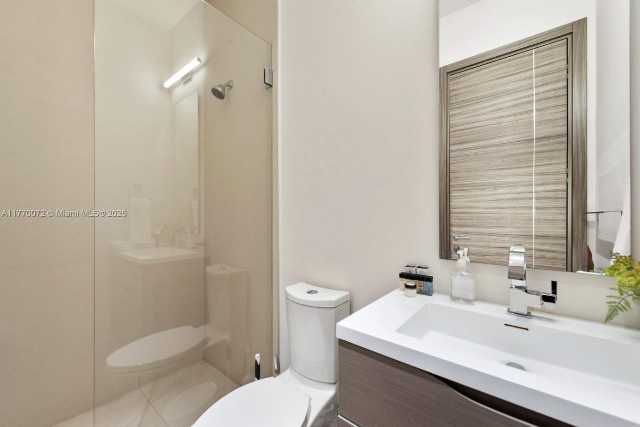 1400 Bayview Dr, Fort Lauderdale, FL 33304 Photo