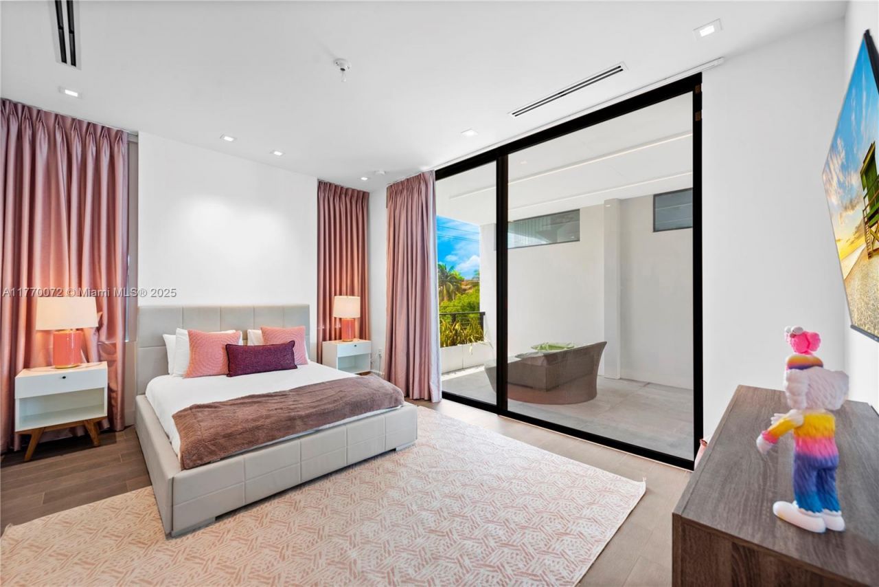 1400 Bayview Dr, Fort Lauderdale, FL 33304 Photo