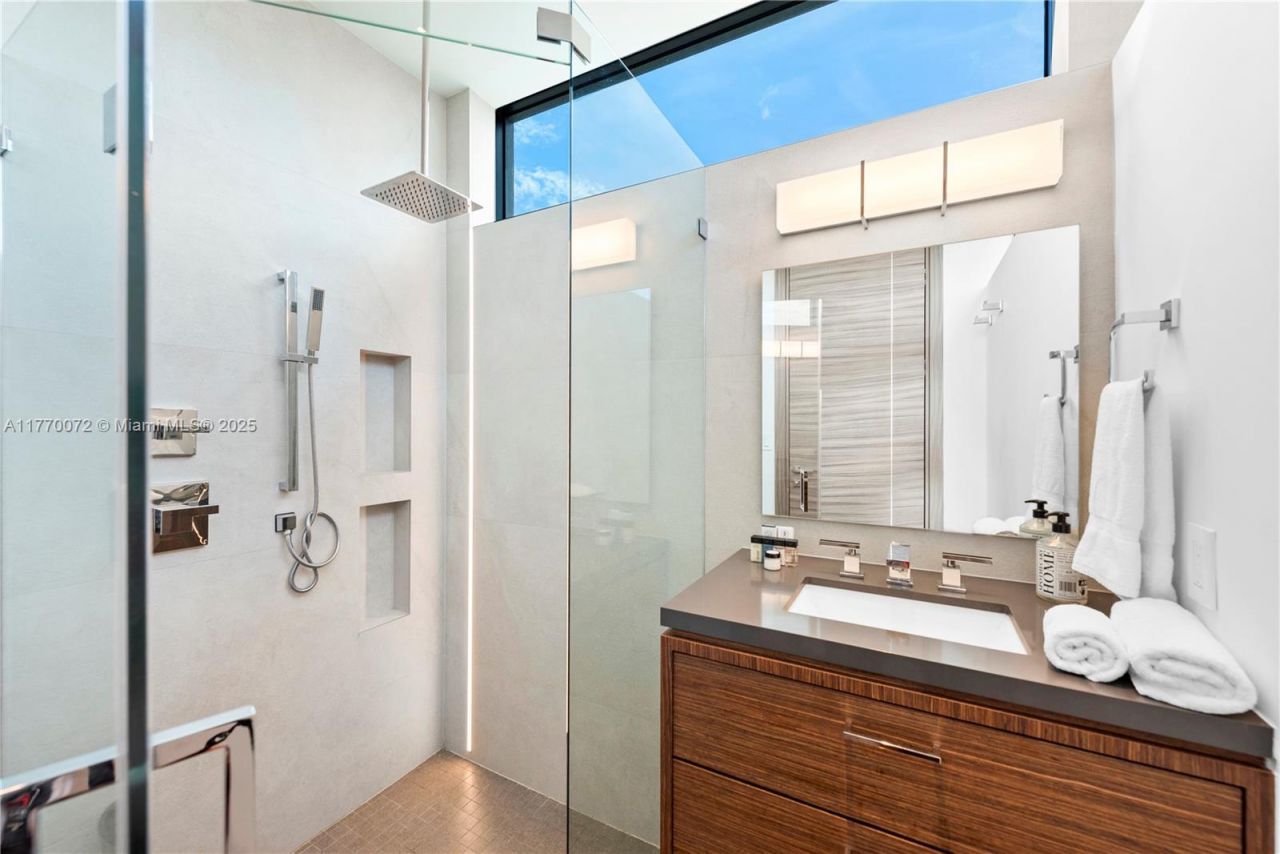 1400 Bayview Dr, Fort Lauderdale, FL 33304 Photo