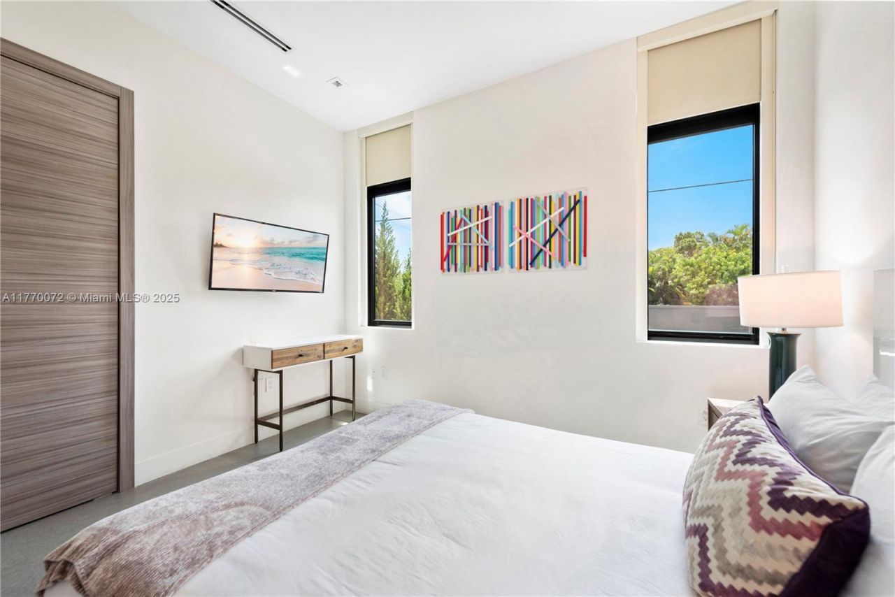 1400 Bayview Dr, Fort Lauderdale, FL 33304 Photo