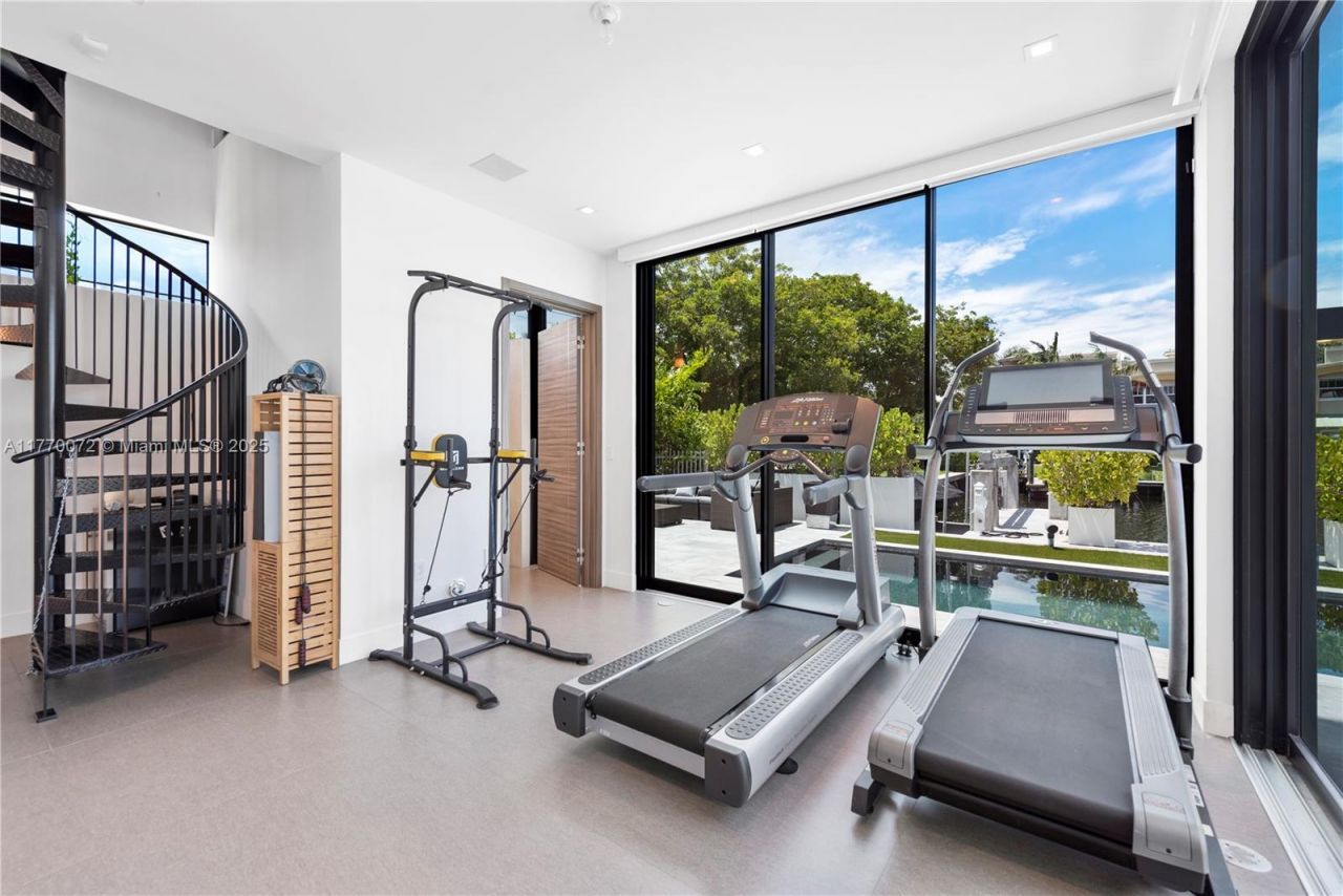 1400 Bayview Dr, Fort Lauderdale, FL 33304 Photo