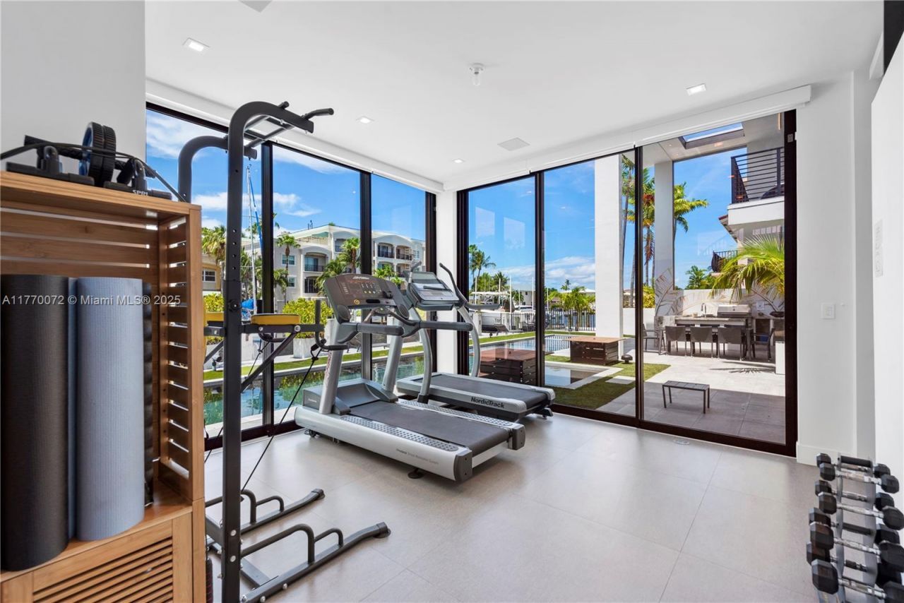 1400 Bayview Dr, Fort Lauderdale, FL 33304 Photo