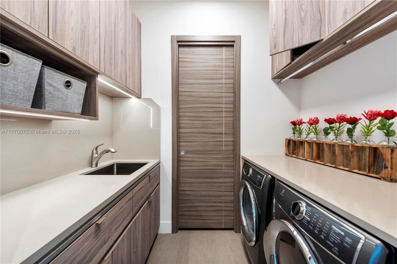 1400 Bayview Dr, Fort Lauderdale, FL 33304 Photo