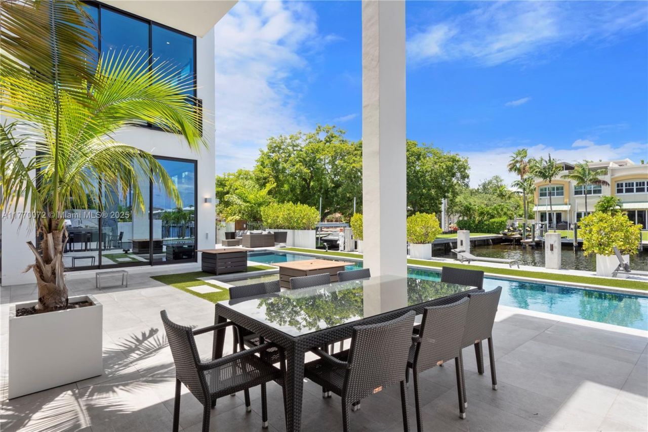 1400 Bayview Dr, Fort Lauderdale, FL 33304 Photo