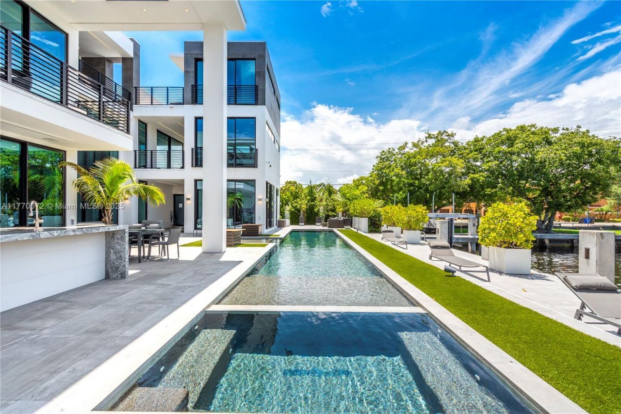 1400 Bayview Dr, Fort Lauderdale, FL 33304 Photo