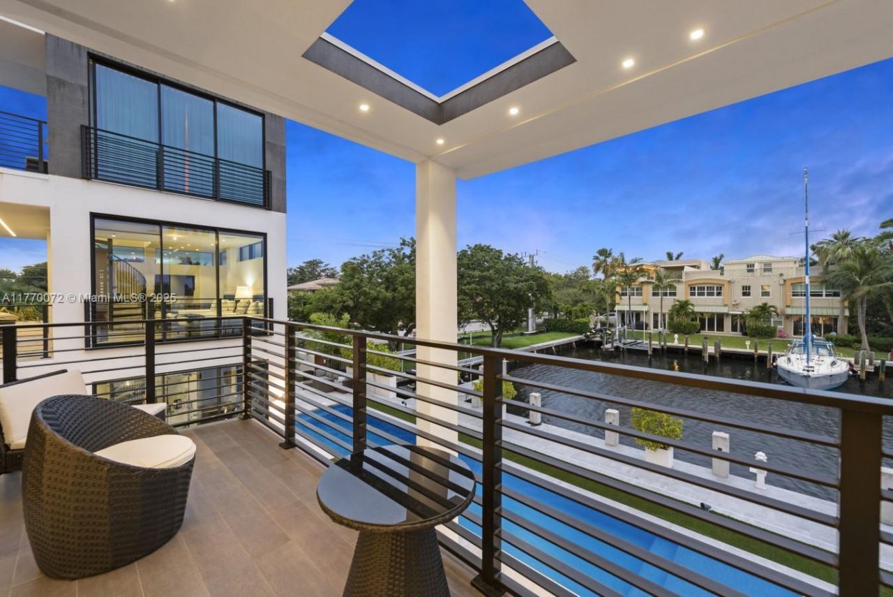 1400 Bayview Dr, Fort Lauderdale, FL 33304 Photo